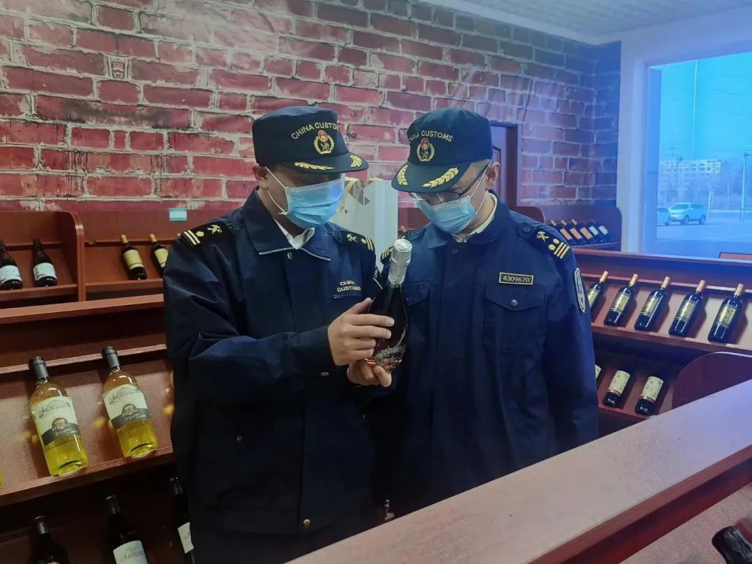 海关关员对进口葡萄酒实施查验